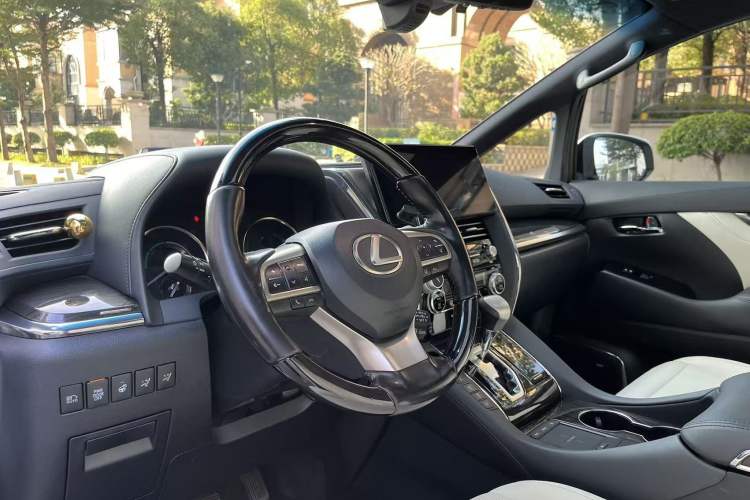 Used Lexus LM 2020 300h Seven-Seat Elegant Edition Interior 3