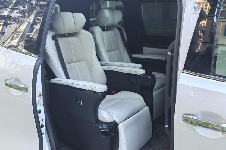 Used Lexus LM 2020 300h Seven-Seat Elegant Edition Interior 4