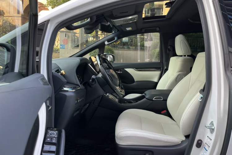 Used Lexus LM 2020 300h Seven-Seat Elegant Edition Interior 4
