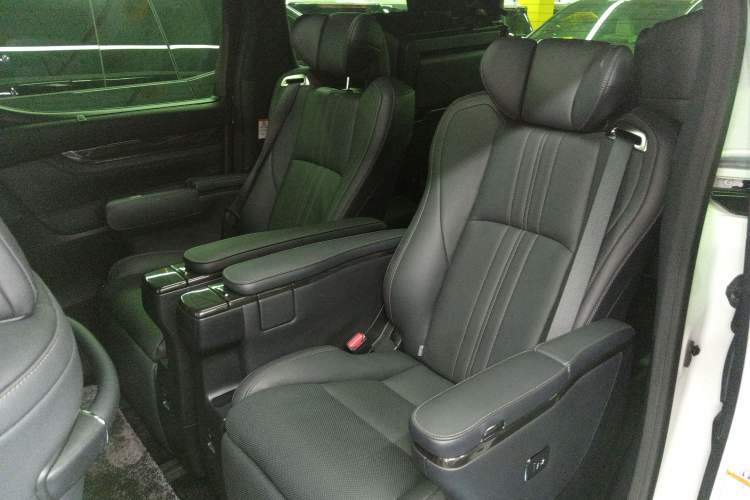 Used Lexus LM 2020 300h Seven-Seat Elegant Edition Interior 4