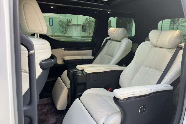 Used Lexus LM 2020 300h Seven-Seat Elegant Edition Interior 5