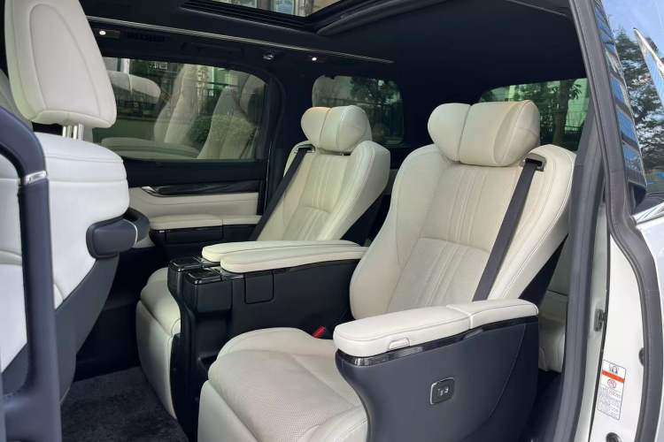 Used Lexus LM 2020 300h Seven-Seat Elegant Edition Interior 6