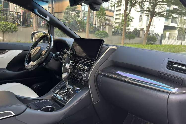 Used Lexus LM 2020 300h Seven-Seat Elegant Edition Interior 7