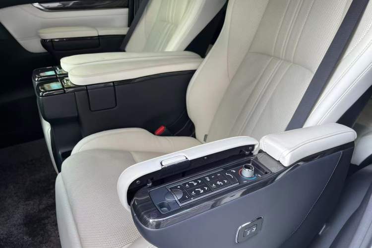 Used Lexus LM 2020 300h Seven-Seat Elegant Edition Interior 8