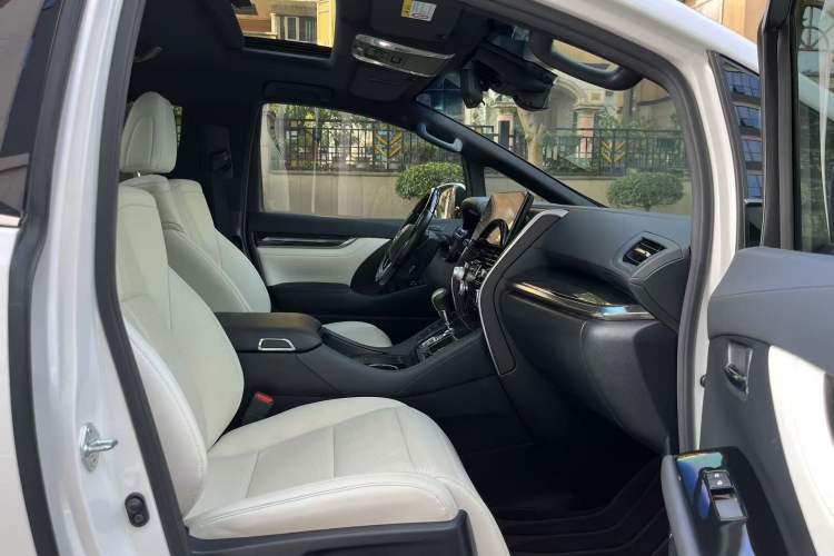 Used Lexus LM 2020 300h Seven-Seat Elegant Edition Interior 8