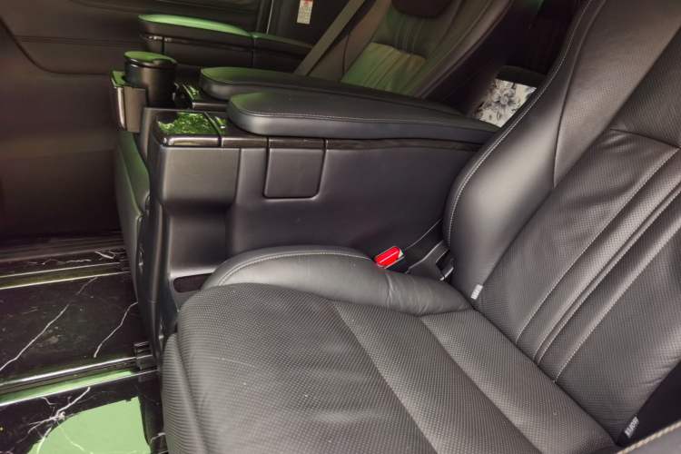 Used Lexus LM 2020 300h Seven-Seat Elegant Edition Left Rear Seat