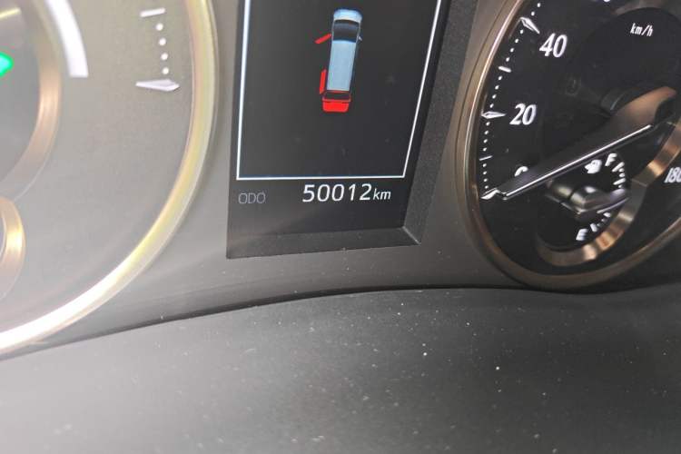 Used Lexus LM 2020 300h Four-Seat Grand Edition Odometer Close Up