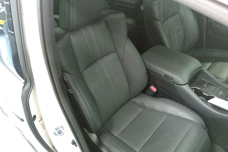 Used Lexus LM 2020 300h Seven-Seat Elegant Edition Right Front Seat