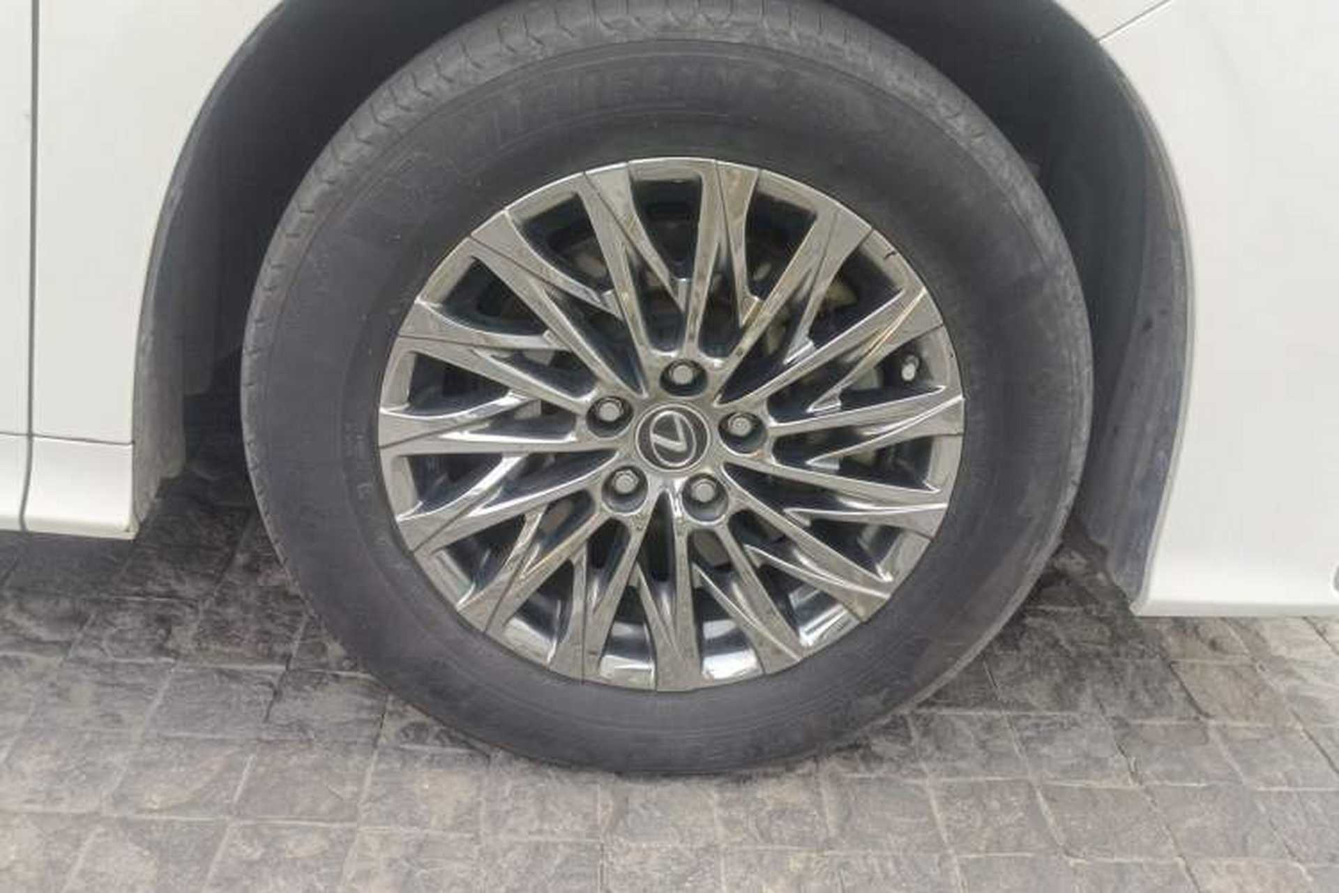 Used Lexus LM 2020 300h Four-Seat Grand Edition Right Front Wheel Hub