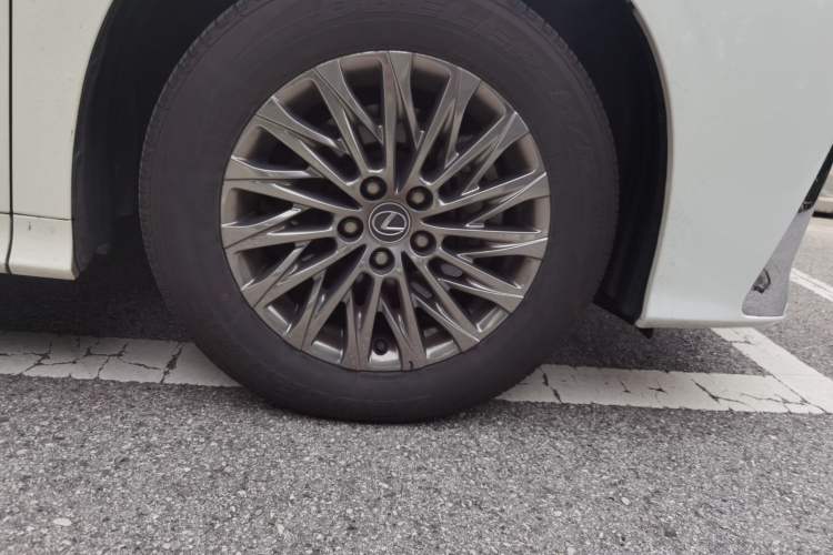 Used Lexus LM 2020 300h Seven-Seat Elegant Edition Right Front Wheel Hub