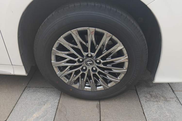 Used Lexus LM 2020 300h Four-Seat Grand Edition Right Front Wheel Hub