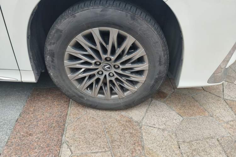 Used Lexus LM 2020 300h Four-Seat Grand Edition Right Front Wheel Hub