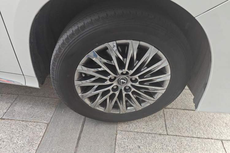 Used Lexus LM 2020 300h Seven-Seat Elegant Edition Right Front Wheel Hub