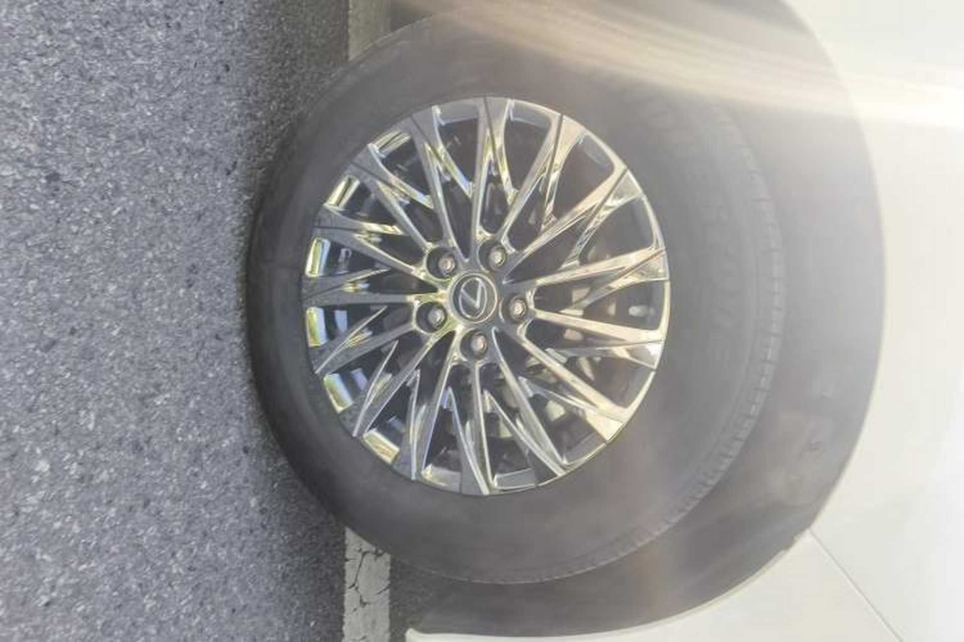 Used Lexus LM 2020 300h Seven-Seat Elegant Edition Right Front Wheel Hub
