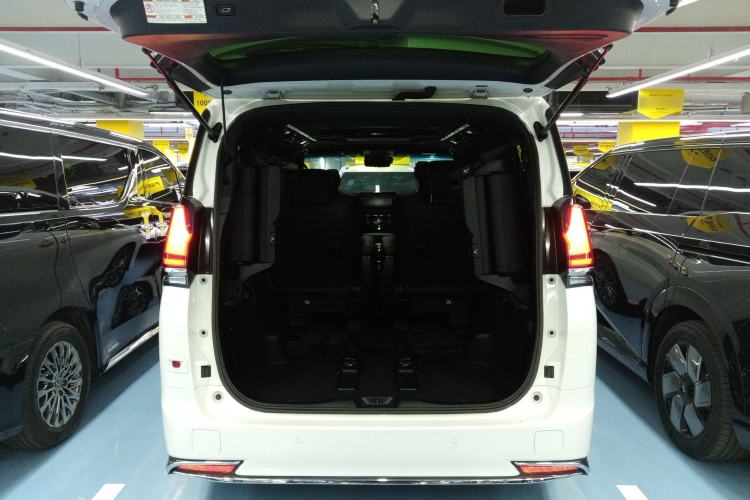Used Lexus LM 2020 300h Seven-Seat Elegant Edition Trunk