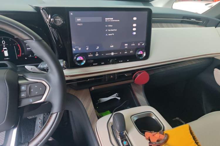 Used Lexus LM 2023 500h Six-Seater Prestige Edition Audio And AC Panel