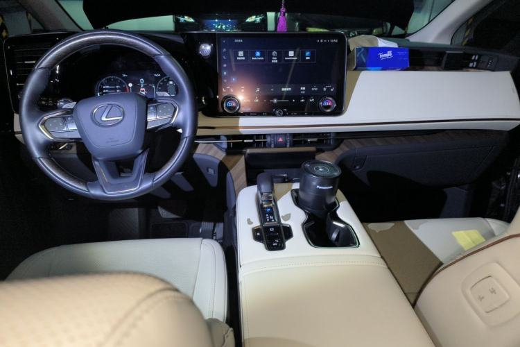 Used Lexus LM 2023 500h Six-Seater Prestige Edition Center Console