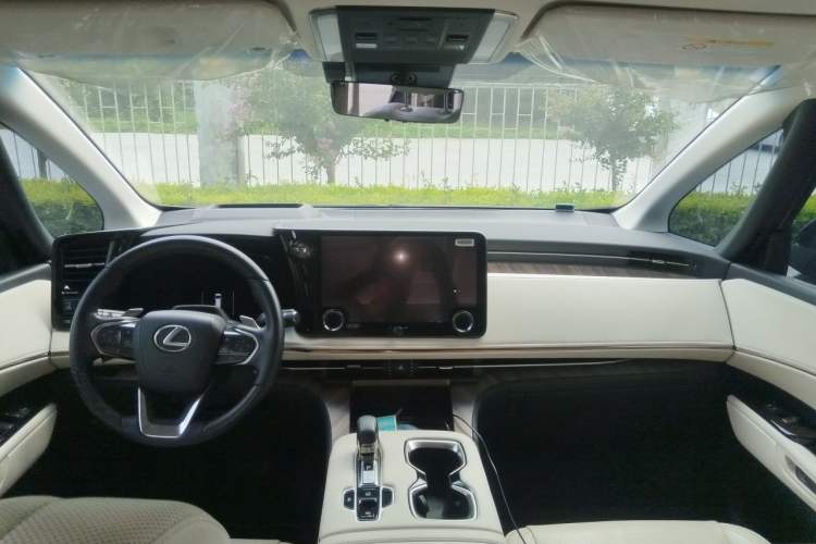Used Lexus LM 2023 500h Six-Seater Prestige Edition Center Console