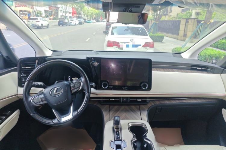 Used Lexus LM 2023 500h Six-Seater Prestige Edition Center Console
