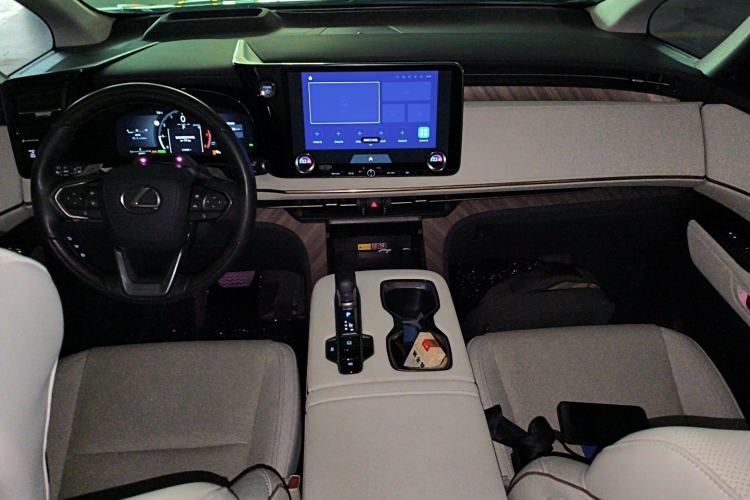 Used Lexus LM 2023 500h Six-Seater Prestige Edition Center Console