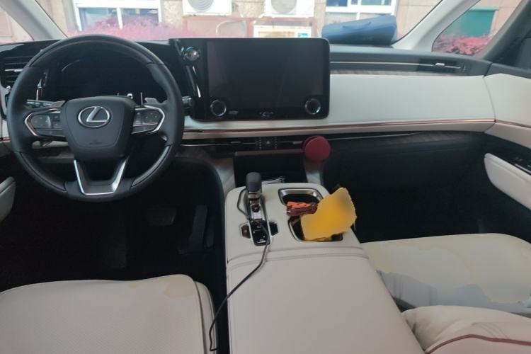 Used Lexus LM 2023 500h Six-Seater Prestige Edition Center Console