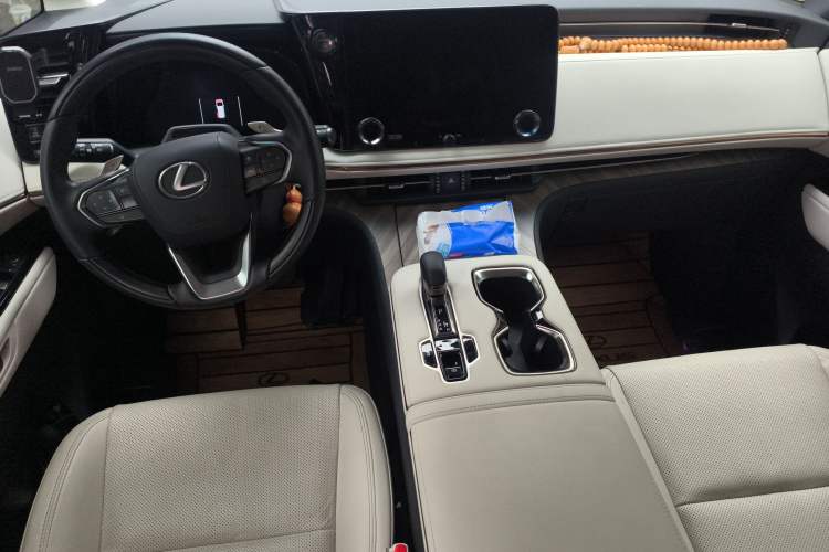 Used Lexus LM 2023 500h Six-Seater Prestige Edition Center Console