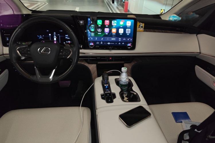 Used Lexus LM 2023 500h Six-Seater Prestige Edition Center Console
