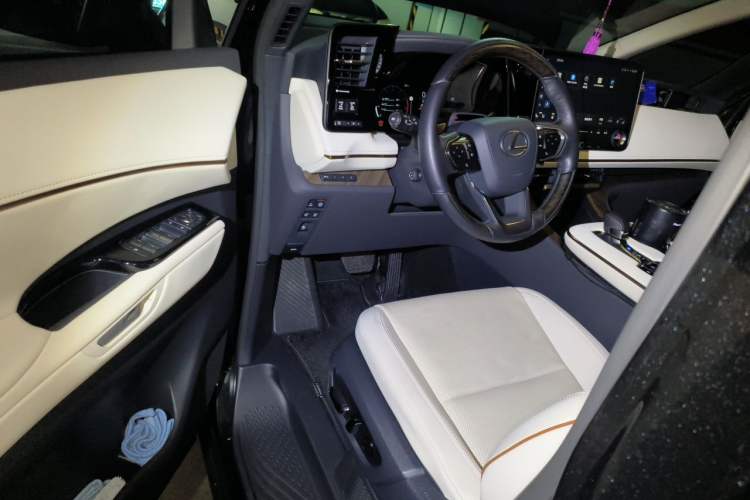 Used Lexus LM 2023 500h Six-Seater Prestige Edition Driver Seat