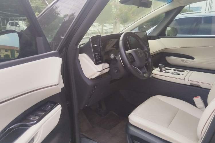 Used Lexus LM 2023 500h Six-Seater Prestige Edition Driver Seat