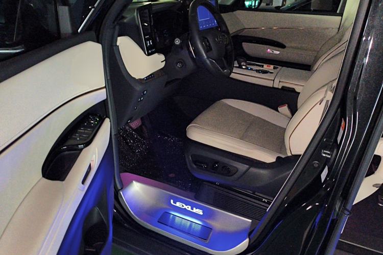 Used Lexus LM 2023 500h Six-Seater Prestige Edition Driver Seat