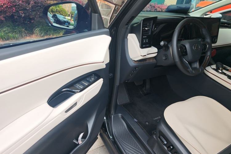 Used Lexus LM 2023 500h Six-Seater Prestige Edition Driver Seat