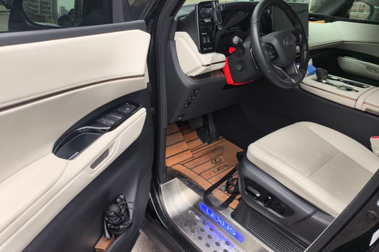 Used Lexus LM 2023 500h Six-Seater Prestige Edition Driver Seat