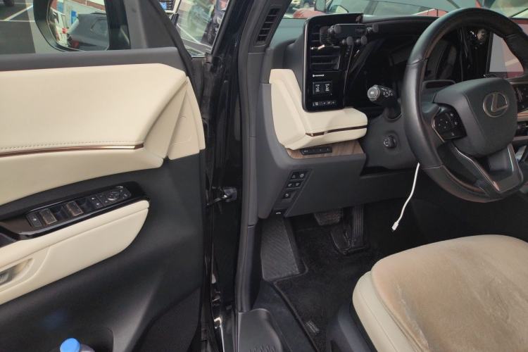 Used Lexus LM 2023 500h Six-Seater Prestige Edition Driver Seat