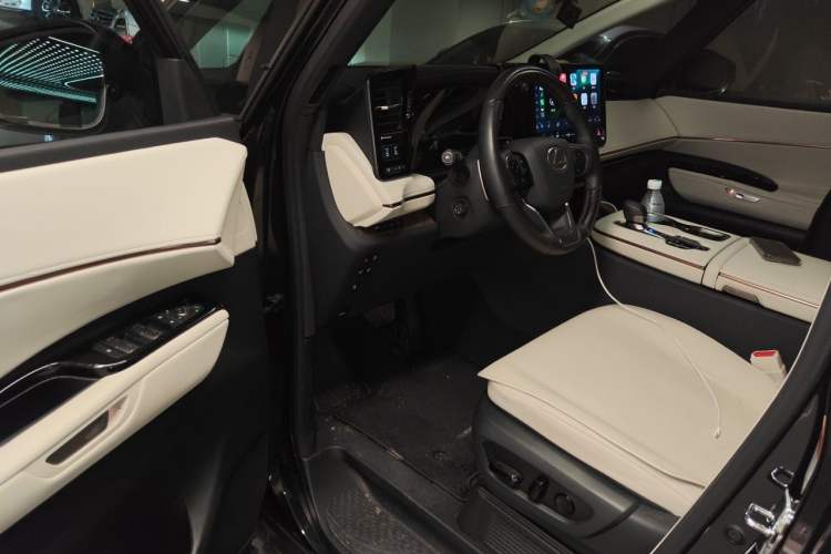 Used Lexus LM 2023 500h Six-Seater Prestige Edition Driver Seat