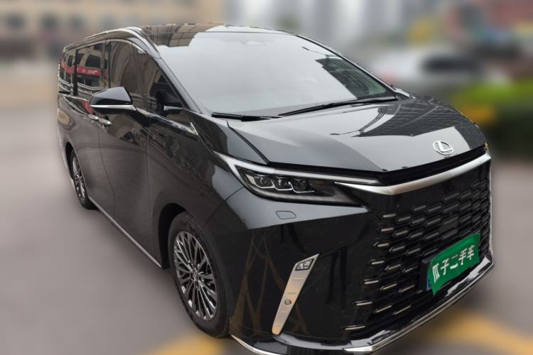 Used Lexus LM 2023 500h Six-Seater Prestige Edition Front Right 45 Deg