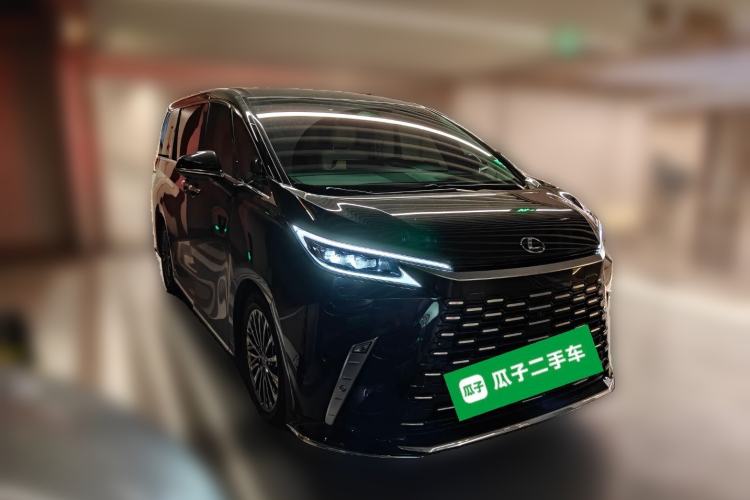 Used Lexus LM 2023 500h Six-Seater Prestige Edition Front Right 45 Deg