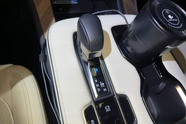 Used Lexus LM 2023 500h Six-Seater Prestige Edition Gear Lever