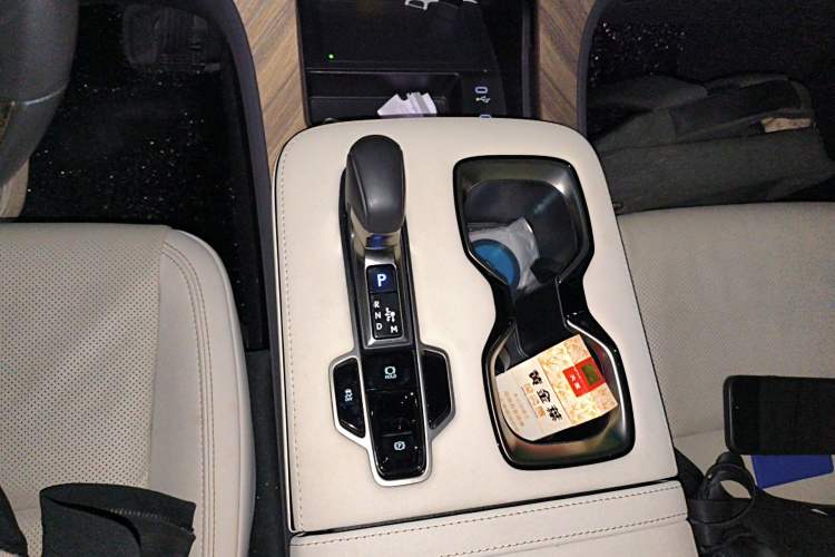Used Lexus LM 2023 500h Six-Seater Prestige Edition Gear Lever