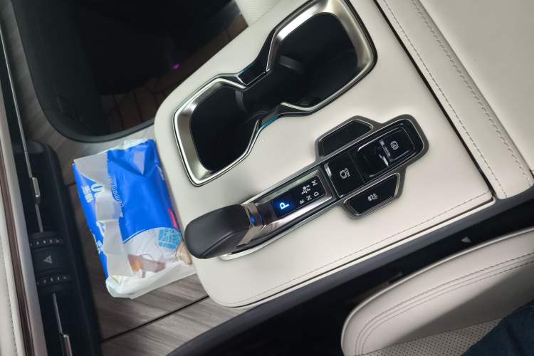 Used Lexus LM 2023 500h Six-Seater Prestige Edition Gear Lever