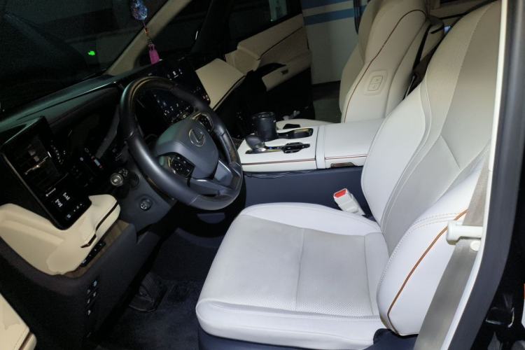 Used Lexus LM 2023 500h Six-Seater Prestige Edition Left Front Seat