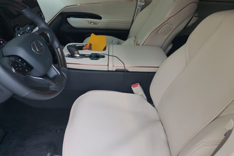 Used Lexus LM 2023 500h Six-Seater Prestige Edition Left Front Seat