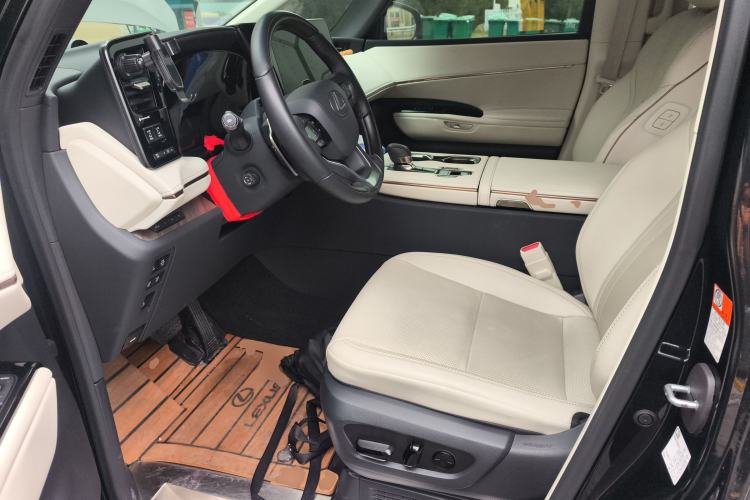 Used Lexus LM 2023 500h Six-Seater Prestige Edition Left Front Seat
