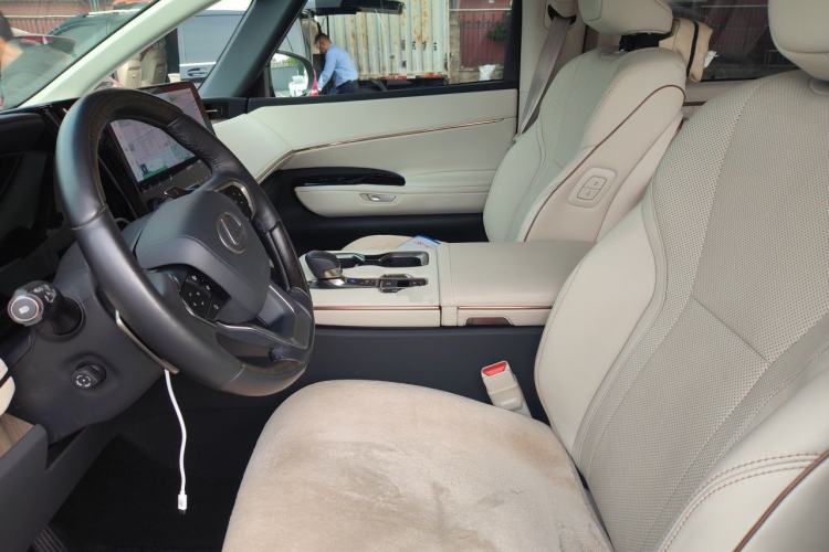 Used Lexus LM 2023 500h Six-Seater Prestige Edition Left Front Seat
