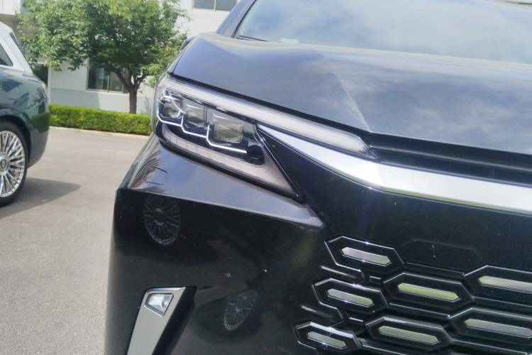 Used Lexus LM 2023 500h Six-Seater Prestige Edition Right Front Headlight