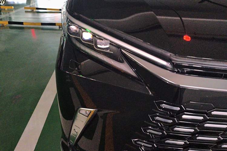 Used Lexus LM 2023 500h Six-Seater Prestige Edition Right Front Headlight