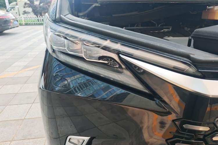 Used Lexus LM 2023 500h Six-Seater Prestige Edition Right Front Headlight