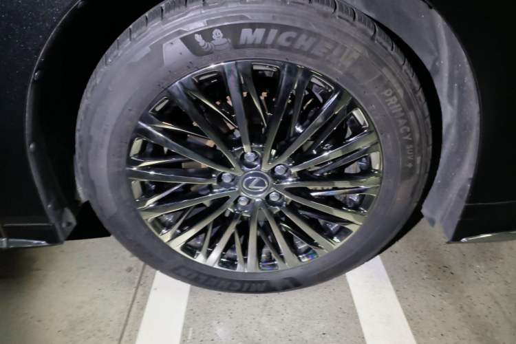 Used Lexus LM 2023 500h Six-Seater Prestige Edition Right Front Wheel Hub