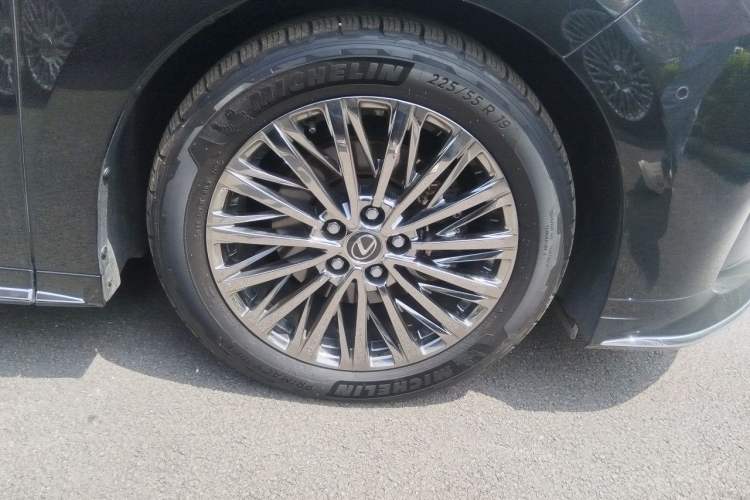 Used Lexus LM 2023 500h Six-Seater Prestige Edition Right Front Wheel Hub