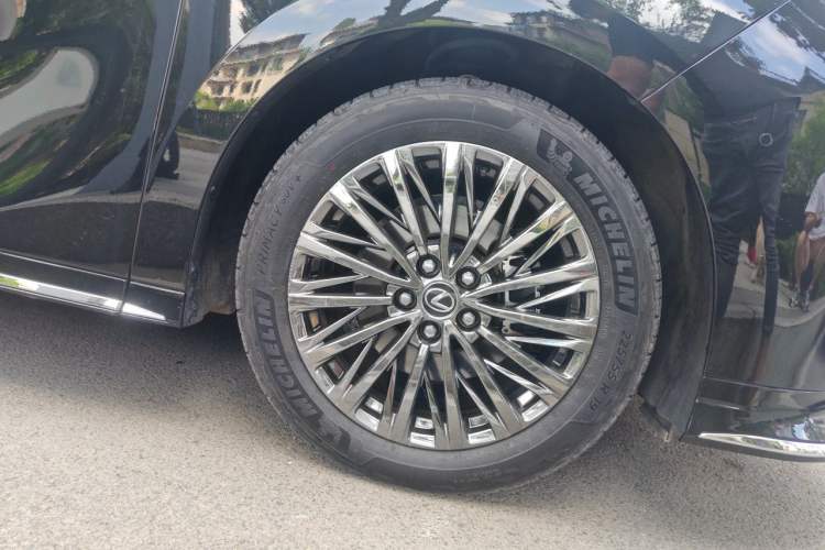 Used Lexus LM 2023 500h Six-Seater Prestige Edition Right Front Wheel Hub