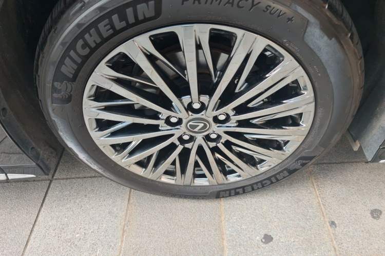 Used Lexus LM 2023 500h Six-Seater Prestige Edition Right Front Wheel Hub